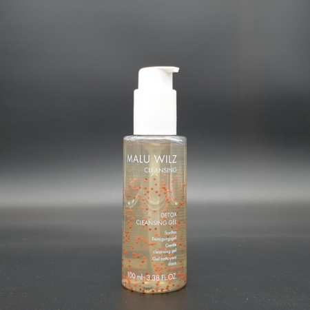 Malu Wilz Cleansing – Detox Cleansing Gel SANFTES REINIGUNGSGEL FÜR EIN GEREINIGTES UND GESCHMEIDIGES HAUTGEFÜHL Das leicht schäumende Gel reinigt die Haut gründlich und entfernt sanft Verunreinigungen und Ablagerungen. Enthaltene rote Pflegeperlen mit Squalan und Cranberry-Extrakt erweichen bei Kontakt mit Wasser und geben wertvolle Wirkstoffe frei. Birkenwasser versorgt die Haut mit Aminosäuren, Vitamin C, Kalzium und Magnesium, wodurch die Haut entgiftet und geglättet wird. Anwendung Eine kleine Menge in den Handflächen mit Wasser aufschäumen. Auf Gesicht, Hals und Dekolleté auftragen, in kreisenden Bewegungen einmassieren und gründlich mit Wasser abnehmen. Wirkstoffe Glycerin, Birkenwasser, Squalan, Cranberry-Extrakt, milde Tenside