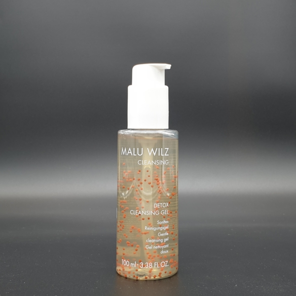 Malu Wilz Cleansing – Detox Cleansing Gel SANFTES REINIGUNGSGEL FÜR EIN GEREINIGTES UND GESCHMEIDIGES HAUTGEFÜHL Das leicht schäumende Gel reinigt die Haut gründlich und entfernt sanft Verunreinigungen und Ablagerungen. Enthaltene rote Pflegeperlen mit Squalan und Cranberry-Extrakt erweichen bei Kontakt mit Wasser und geben wertvolle Wirkstoffe frei. Birkenwasser versorgt die Haut mit Aminosäuren, Vitamin C, Kalzium und Magnesium, wodurch die Haut entgiftet und geglättet wird. Anwendung Eine kleine Menge in den Handflächen mit Wasser aufschäumen. Auf Gesicht, Hals und Dekolleté auftragen, in kreisenden Bewegungen einmassieren und gründlich mit Wasser abnehmen. Wirkstoffe Glycerin, Birkenwasser, Squalan, Cranberry-Extrakt, milde Tenside