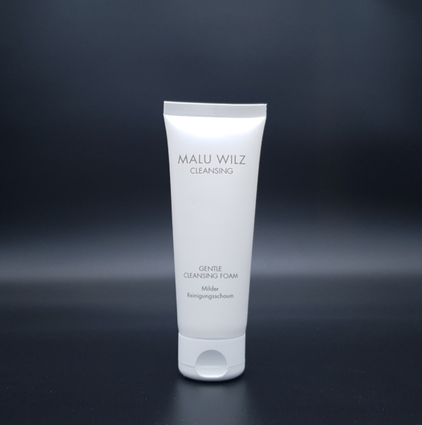 Malu Wilz Cleansing – Gentle Cleansing Foam TIEFENREINIGENDER SCHAUM FÜR EIN KLARES UND FRISCHES HAUTBILD Das Reinigungsschaum-Konzentrat mit mikrofeinen Jojobawachsperlen entfernt wirksam Make-up und Ablagerungen, die Hautunreinheiten begünstigen können. Der samtige Schaum reinigt porentief und hinterlässt einen geklärten, frischen Teint. Anwendung Eine kleine Menge mit lauwarmem Wasser in den feuchten Händen aufschäumen. Mit kreisenden Bewegungen auf die Haut auftragen und anschließend mit reichlich Wasser abnehmen. Nicht für das Entfernen von Augen-Make-up geeignet. Wirkstoffe Jojobawachsperlen, Bienenwachs